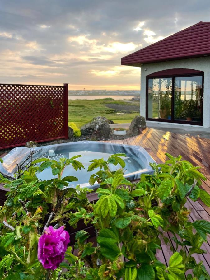 Alka - Cozy Room By The Sea With Private Hot Tub Njarthvik Ngoại thất bức ảnh
